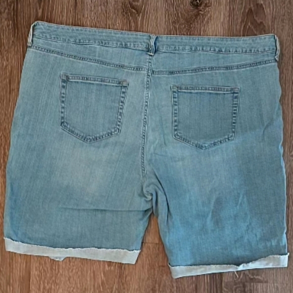 Sonoma Bermuda Light Wash Jort Mid Rise Denim Shorts Size 22 - Picture 4 of 6